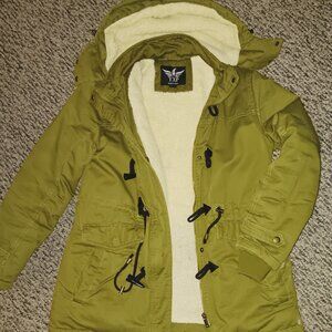 Cozy & Stylish Army Green Jacket – Faux Sherpa Lined, Size M!